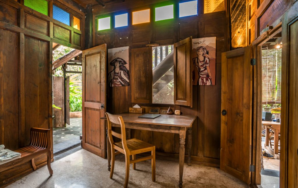 Wooden desk in one of the rooms of Yabbiekayu Bungalows