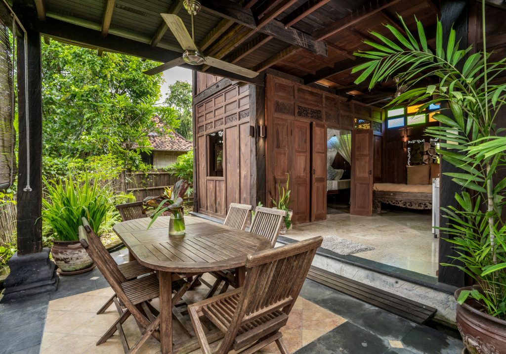Yabbiekayu Bungalow 4 patio with teak furniture