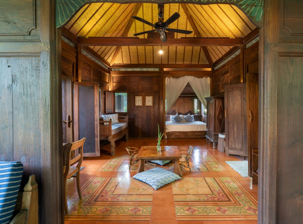 Yabbiekayu Bungalow 2 with traditionally carved four poster bed