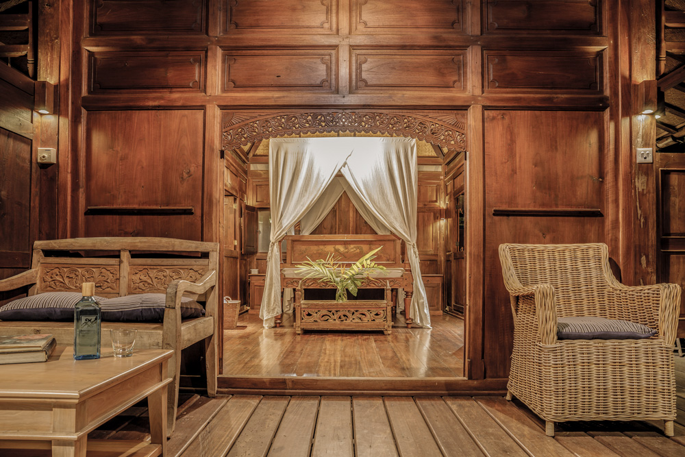 Teakwood Bungalow with four poster bed