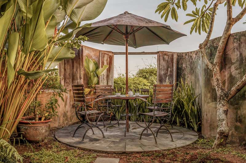Outdoor Bungalow Garden